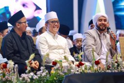 Ribuan warga Banyuwangi bershalawat bersama Habib Syech