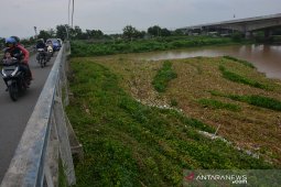 Tumpukan sampah di bawah jembatan Pagerluyung