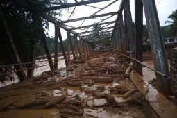 Akibat banjir dan longsor, 12 jembatan di Lebak putus