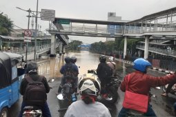 Jalan Sutomo terendam akibat Kali Pasar Baru aliran Sungai Ciliwung meluap