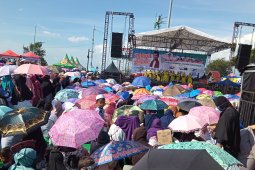 Ribuan warga hadiri tablig akbar UAS di Pantai Purus  Padang