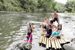 Sensasi "bamboo rafting" memikat wisatawan ke Loksado