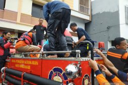 Saat hujan deras, dua bocah tenggelam di kanal Makassar