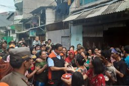 Pejabat Pemprov DKI tonton Anies ceburkan diri di genangan banjir