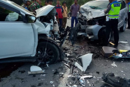 Tiga mobil bertabrakan, satu orang tewas