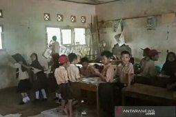 Miris! 142 siswa di Cianjur belajar dibawah ancaman bangunan sekolah rawan ambruk