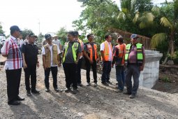 Bupati Najmul dan Kasatker BPJN tinjau jembatan putus