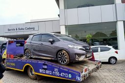 Jasa derek gendong kewalahan angkut mobil terendam banjir di Bekasi