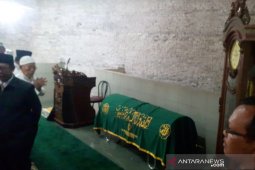Pelayat berdatangan untuk menghormati Yunahar Ilyas di Yogyakarta