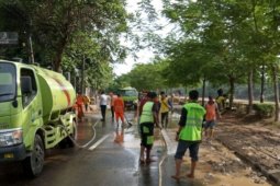 Delapan mobil tangki air dikerahkan bersihkan jalan dari lumpur