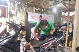 Dompet Dhuafa layani servis motor dan handphone gratis