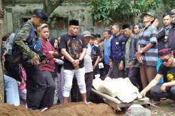 Sule hadir dalam pemakaman mantan istrinya