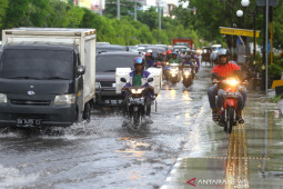 Genangan Air Ganggu Pengguna Jalan