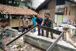 Koramil 0219/Cikande bersihkan rumah warga korban banjir