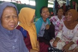 Warga selamat dari banjir dan longsor berlindung di dalam masjid