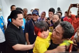 Tinjau posko banjir, Erick salurkan air bersih dan obat