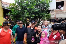 Anies diajak ngevlog oleh warganya saat kerja bhakti
