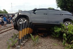 KA tabrak mobil Expander, pengemudi tewas, enam penumpang luka