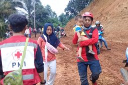 Bayi-bayi tangguh yang dapat bertahan di tengah banjir