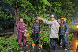 Hujan deras disertai angin kencang, Emil Dardak imbau masyarakat waspada