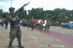 Jenazah Mien Sugandhi dimakamkan secara militer di TMP Kalibata