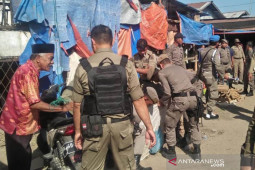 Ratusan pedagang pasar Inpres Geudong hadang petugas