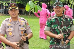 Sinergitas TNI-Polri tanam pohon menyambut Hari Lingkungan Hidup