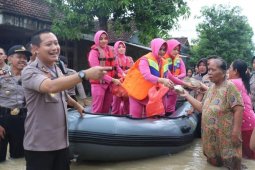 Genangan banjir belum tinggi, warga Gresik menolak dievakuasi
