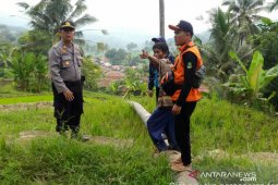 Warga diimbau mengungsi karena meluasnya pergerakan tanah di Cibadak Cianjur