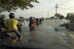 Khofifah imbau warga pesisir siapkan kantong pasir antisipasi banjir rob