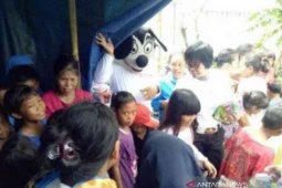 Polrestro Bekasi hibur anak korban banjir untuk hilangkan trauma
