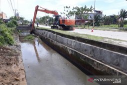 Pemkab Kutim keruk saluran drainase untuk antispasi banjir
