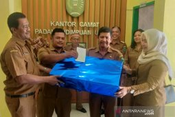 Target PBB terpenuhi, Camat Padangsidimpuan Utara berikan reward kepada lurah