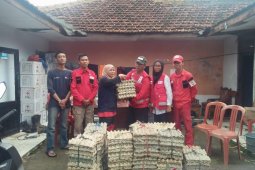 PMI Brebes bagikan ribuan telur asin untuk korban banjir Lebak