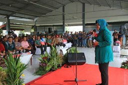Risma imbau nelayan di Surabaya waspadai cuaca ekstrem
