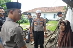 Polres Bangka Barat salurkan bantuan sembako kepada warga miskin