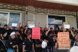 Ratusan sopir Grab Airport "demo" Kantor Grab Bali