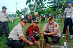 Polsek Banteng hijaukan kawasan Siring Sungai Baru