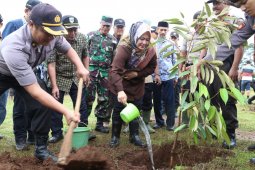 Bupati Pandeglang Irna Narulita dukung program kampanye "Go Green" Polri