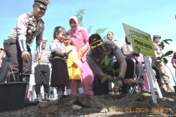 Program Polri Peduli Penghijauan, Polres Situbondo ajak siswa TK tanam bibit pohon