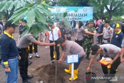 Polda Jambi dan pemerintah daerah tanam belasan ribu pohon