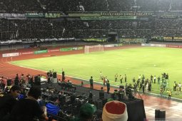 Cak Nun ajak puluhan ribu bonek berselawat di Stadion GBT