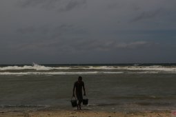 BMKG : Gelombang 4-5 meter landa perairan laut NTT