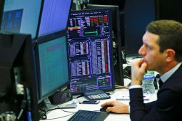 Saham Inggris berbalik menguat