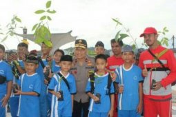 Kapolda Sulbar ajak pelajar tanam pohon tumbuhkan kepedulian lingkungan