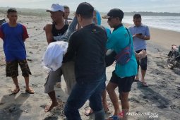 Terseret ombak, dua wisatawan meninggal dunia