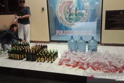 Polres Cianjur amankan ratusan botol miras dan oplosan