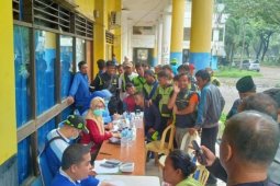 Petugas pertamanan  diperiksa kesehatan  terkait tugas pasca-banjir