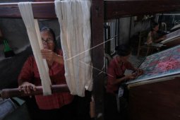 Pelestastarian tenun kain endek Bali