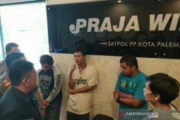 Oknum sopir angkot buang sampah kulit durian ke Sungai Musi diamankan